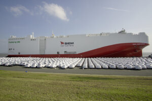 First overseas car freighter with low-emission LNG propulsion in