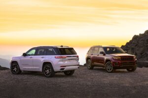 All-new 2022 Jeep® Grand Cherokee Summit 4xe (left) and 2022 Jee