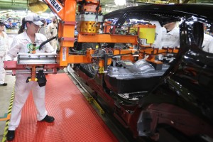 A Honda associate installs the battery into an all-new 2023 Hond