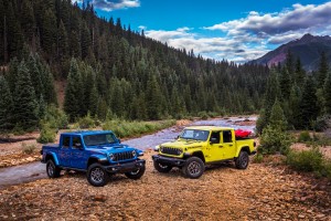 2024 Jeep® Gladiator Mojave X (left) and 2024 Jeep® Gladiator