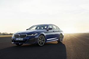 P90389014_highRes_the-new-bmw-530e-xdr