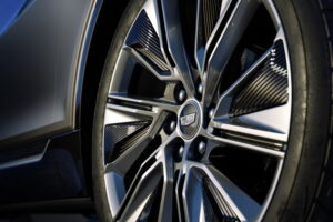 LYRIQ offers standard 20-inch split five-spoke alloy wheels or o