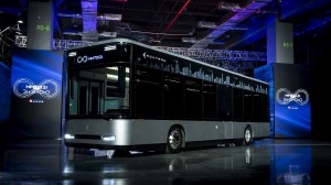 E_Bus鴻海電動巴士，以智能運輸作為定位的Ｍodel_T是一款智能風尚的都會運輸巴士，其高剛性車體防護設計，擁有良好車體防護_1634546022
