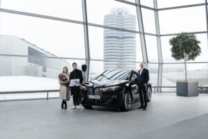 P90446555_highRes_handing-over-the-bmw
